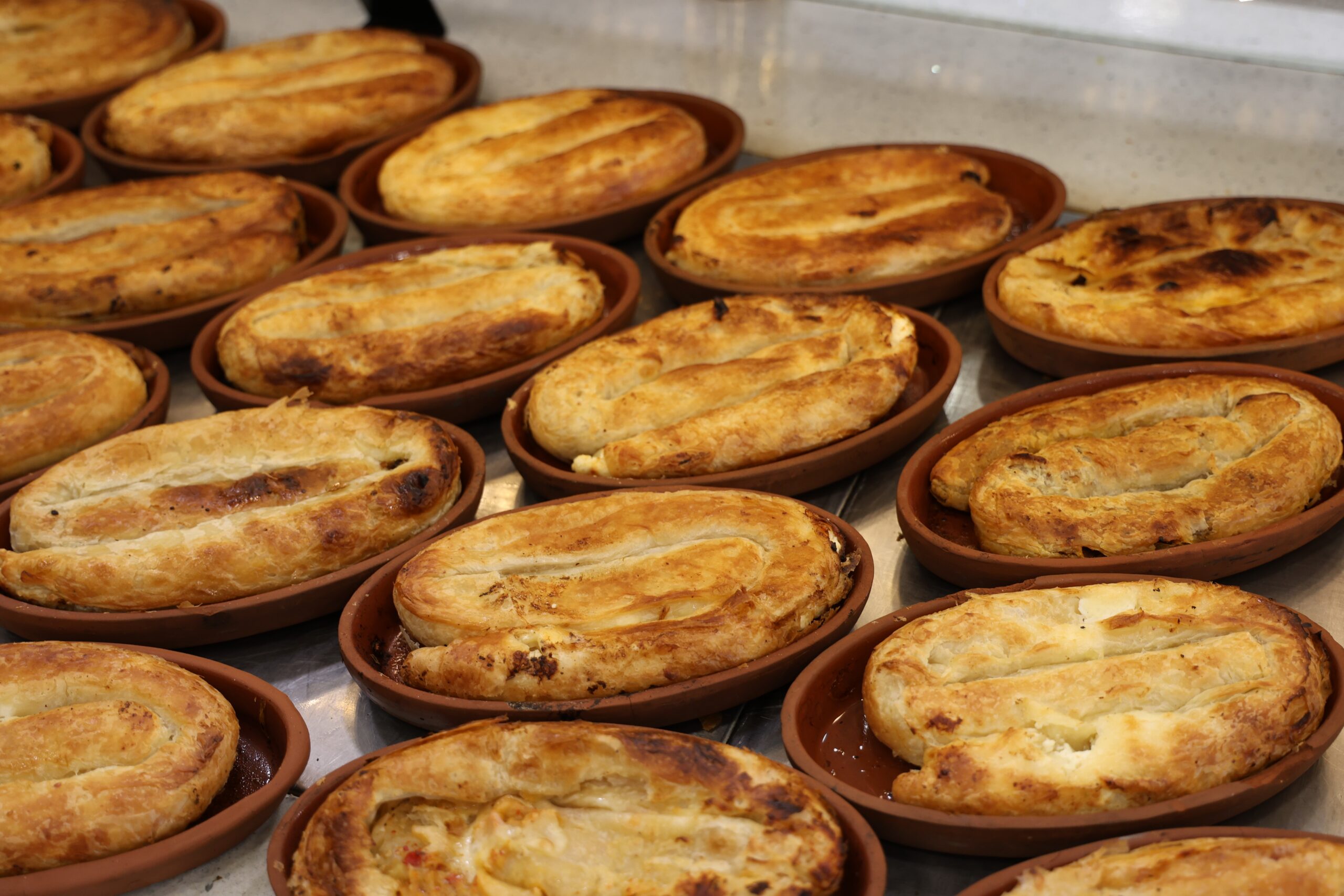 Diyarbakır'da Hacıbaba Pastaneleri, şubelerinde tandırda çömleklerde pişirip satışına başladığı börek