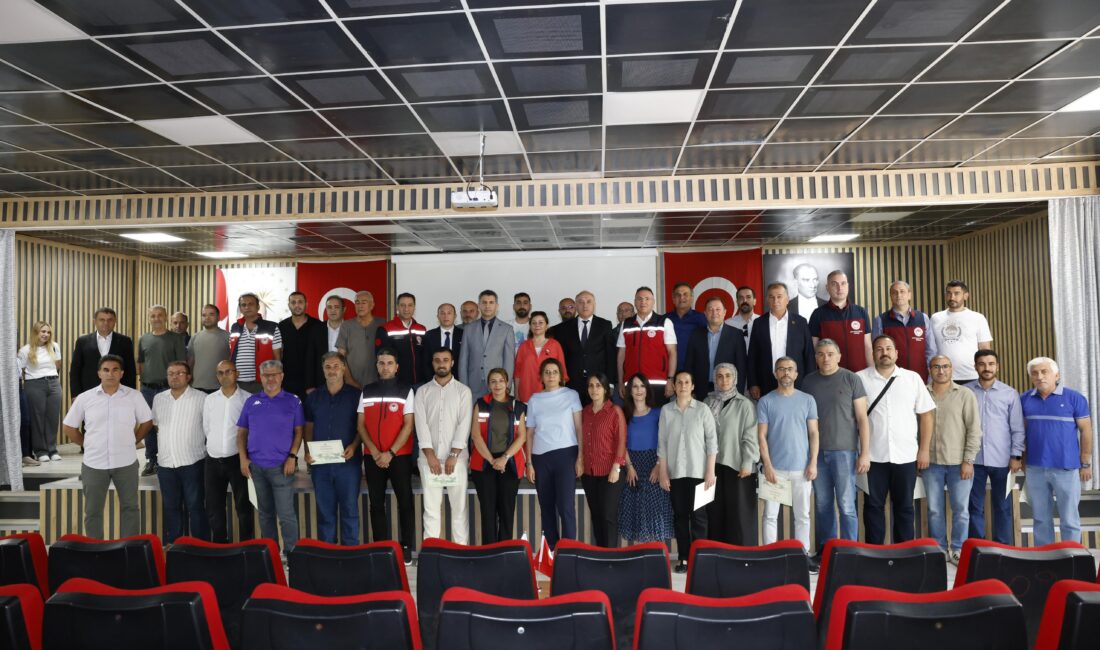 Diyarbakır’da uygulamalı ipek böcekçiliği eğitimini tamamlayan katılımcılara sertifikalarını takdim etmek