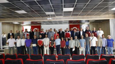 Diyarbakır’da uygulamalı ipek böcekçiliği eğitimini tamamlayan katılımcılara sertifikalarını takdim etmek