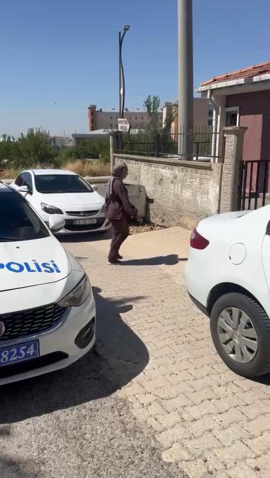 Diyarbakır’ın Ergani ilçesinde YKS’ye gireceği okulu karıştıran kız öğrenci, polis