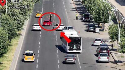 Diyarbakır'da trafik polisleri yayalara yol vermeyen araçlara denetim gerçekleşirdi.