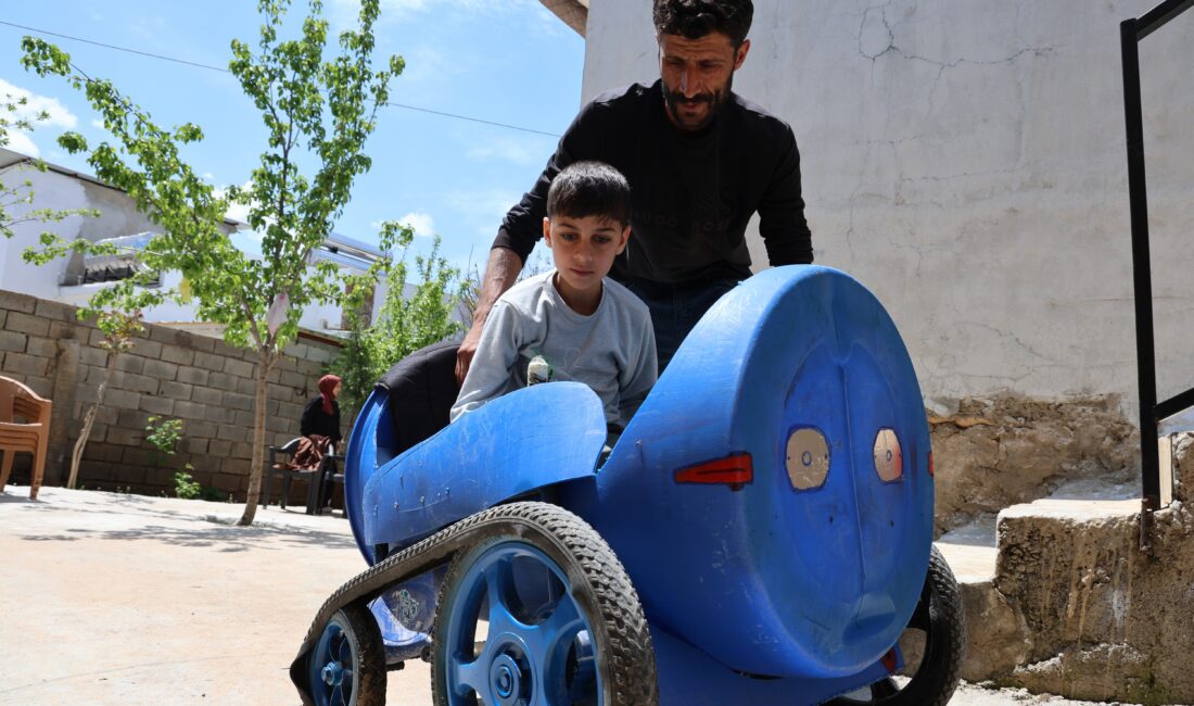 Diyarbakır'ın Eğil ilçesinde yaşayan Mehmet Nesih Memiş, engelli çocuğunun yürüyememesi