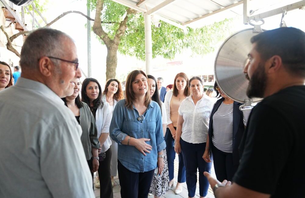 Diyarbakır Büyükşehir Belediyesi Eşbaşkanı Serra Bucak ile kadın ilçe belediye