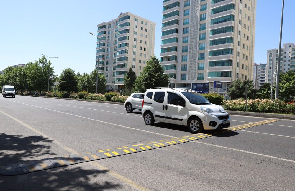 Diyarbakır Büyükşehir Belediyesi, Kayapınar ilçesinde Fırat Bulvarı’nın Mezopotamya Bulvarı ile