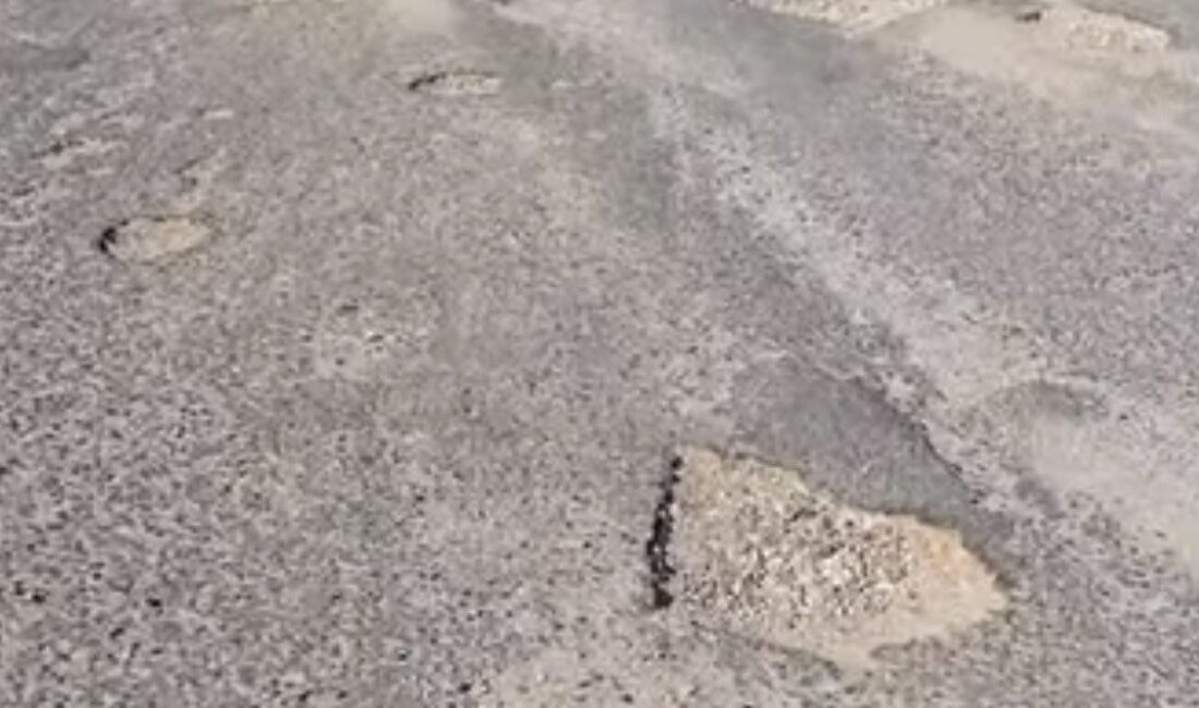 Diyarbakır'ın Çermik ilçesi Haseran bölgesindeki kırsal mahalle yollarında kış aylarındaki