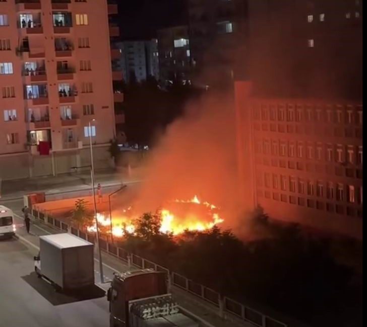 Diyarbakır’ın Kayapınar ilçesinde atılan havai fişek bir okulun bahçesindeki otların