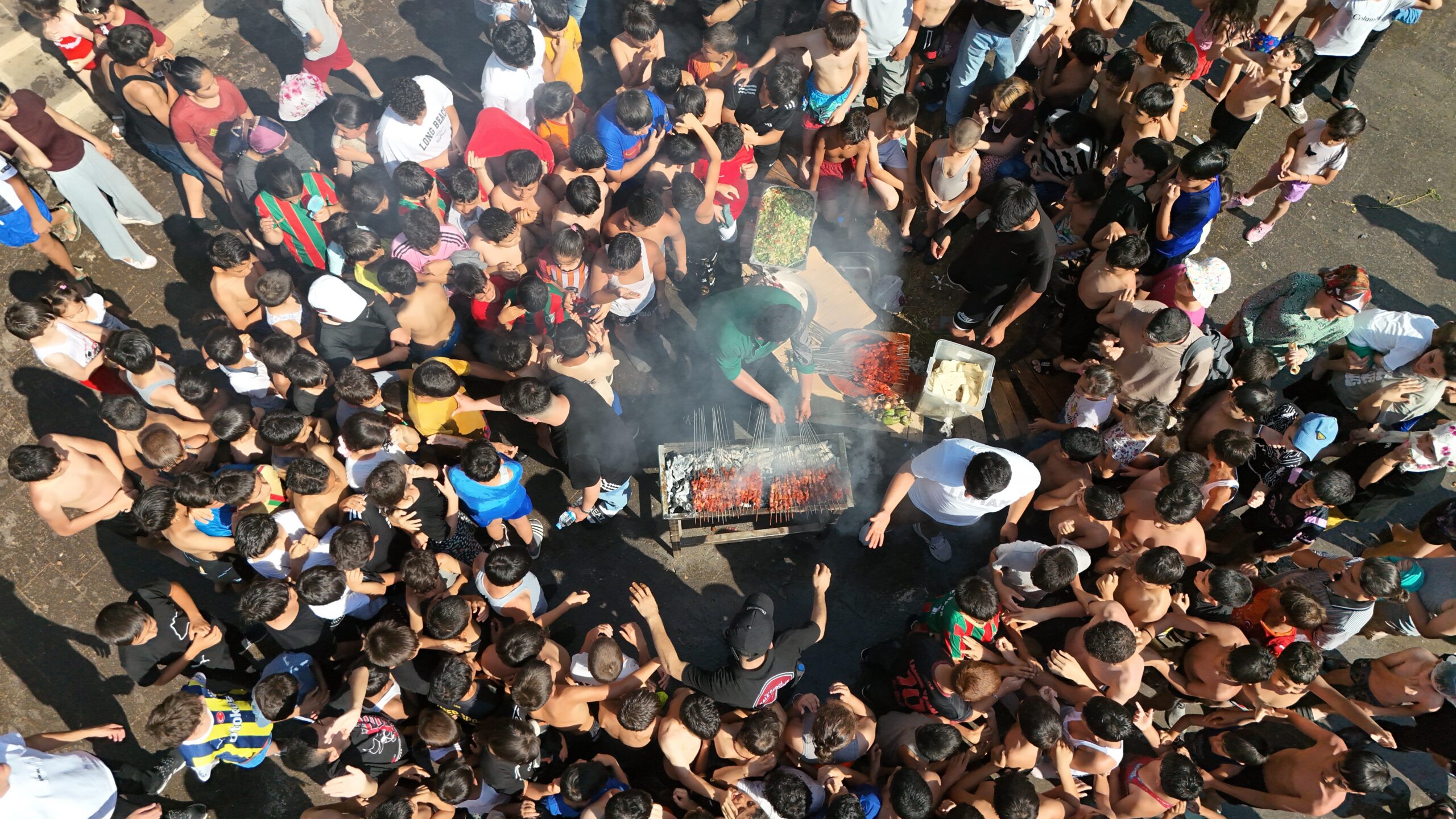 Diyarbakır'da Anzele'den çıkan çocuklara ciğer ikramı