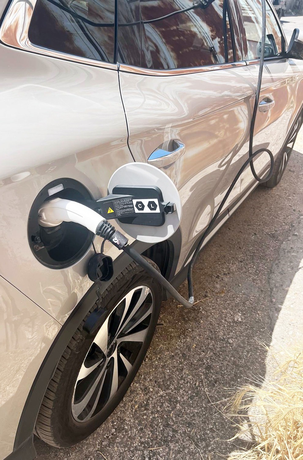 Kaçak elektrikle araç şarj istasyonu kurmuşlar!