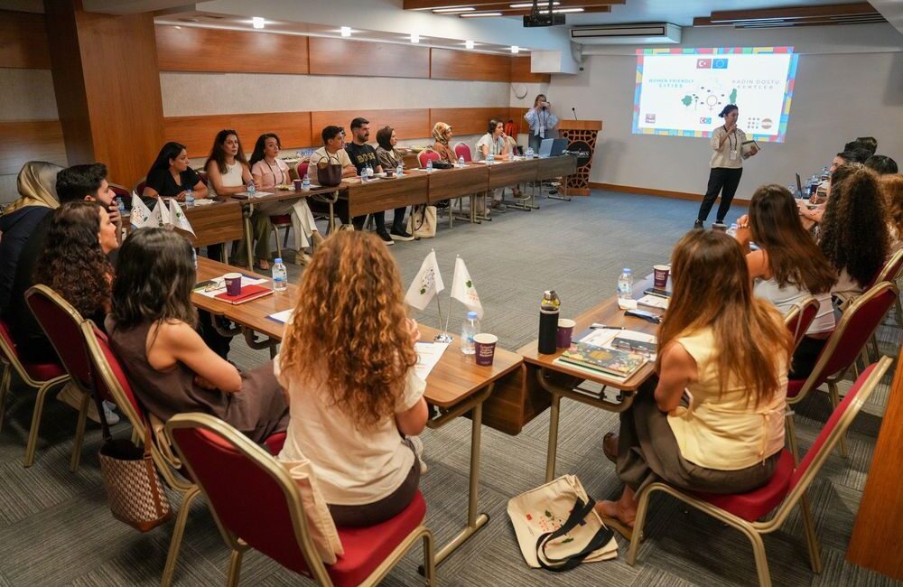 Diyarbakır Büyükşehir Belediyesi personeli ile kentte faaliyet yürüten sivil toplum