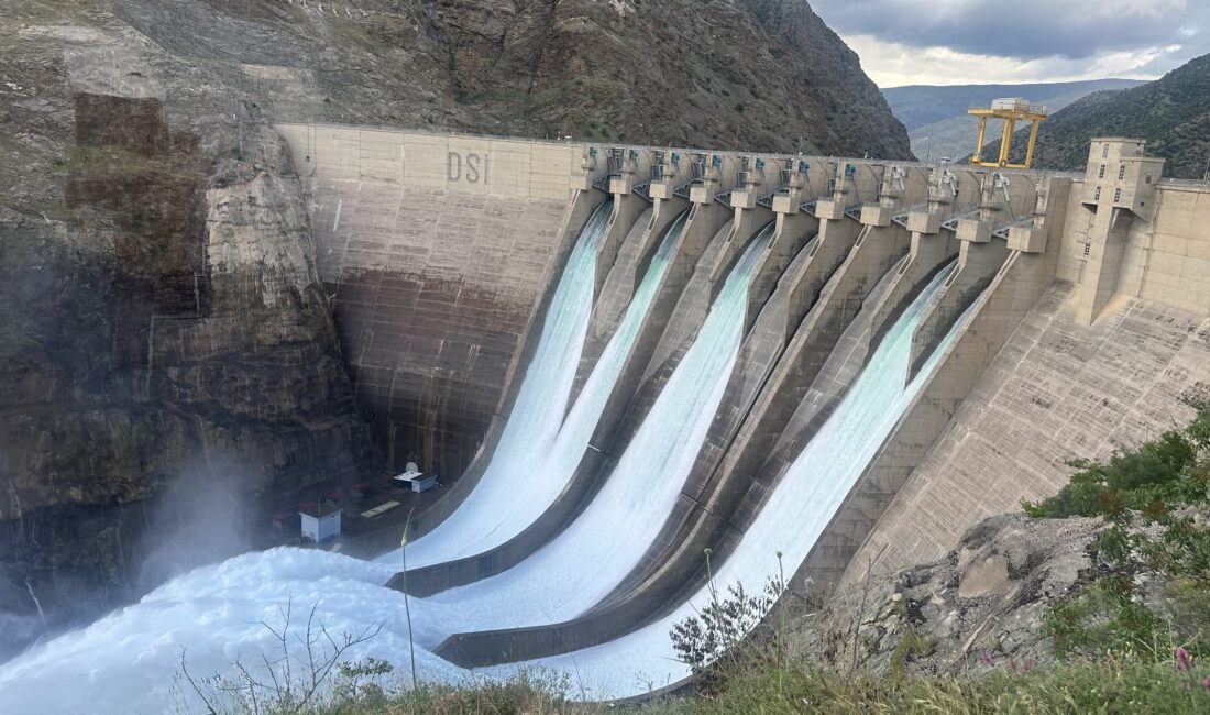 Türkiye'nin enerji üretimi açısından 2'nci büyük barajı olan Karakaya Barajında