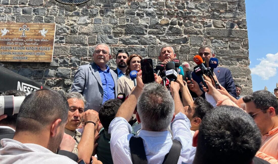 CHP lideri Özgür Özel, Diyarbakır’ı ziyaret etti. Özel, Selahattin Demirtaş’ın