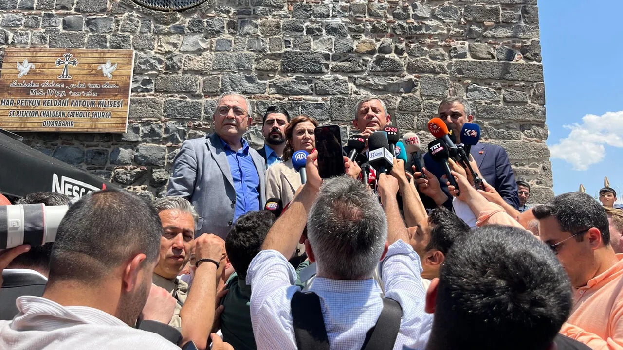 CHP lideri Özgür Özel, Diyarbakır’ı ziyaret etti. Özel, Selahattin Demirtaş’ın