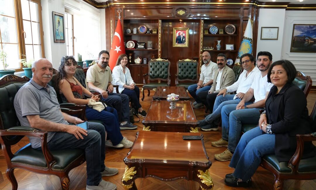 Diyarbakır Büyükşehir Belediyesi Eşbaşkanları Serra Bucak ve Doğan Hatun, sanatçı