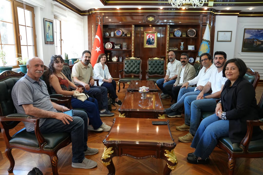 Diyarbakır Büyükşehir Belediyesi Eşbaşkanları Serra Bucak ve Doğan Hatun, sanatçı