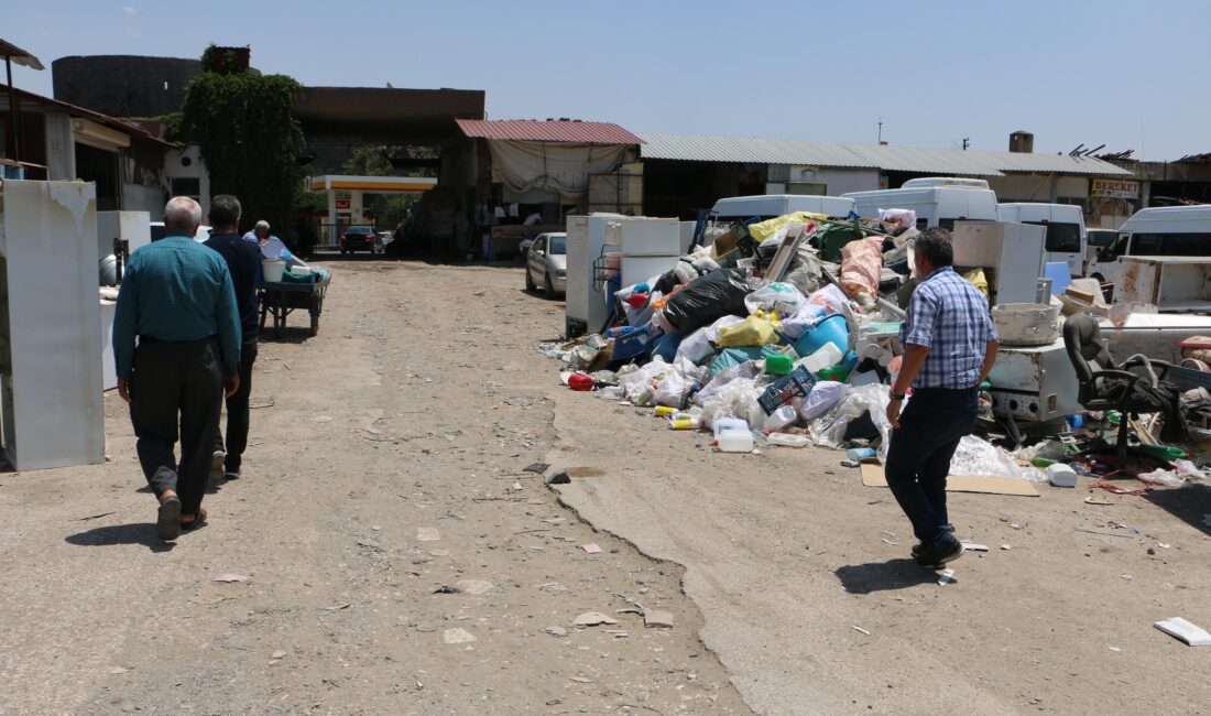Diyarbakır’daki tarihi eski sebze ve meyve halinde faaliyet gösteren esnaf,