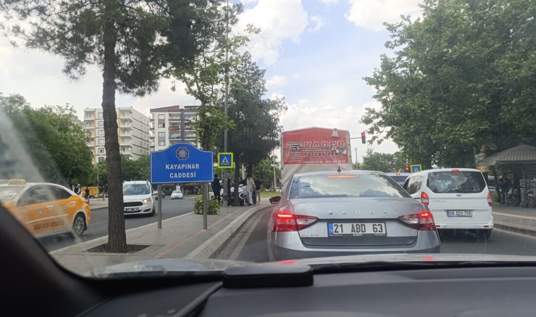 Diyarbakır’ın merkez Kayapınar ilçesinde meydana gelen trafik kazasında, sürücüsünün direksiyon