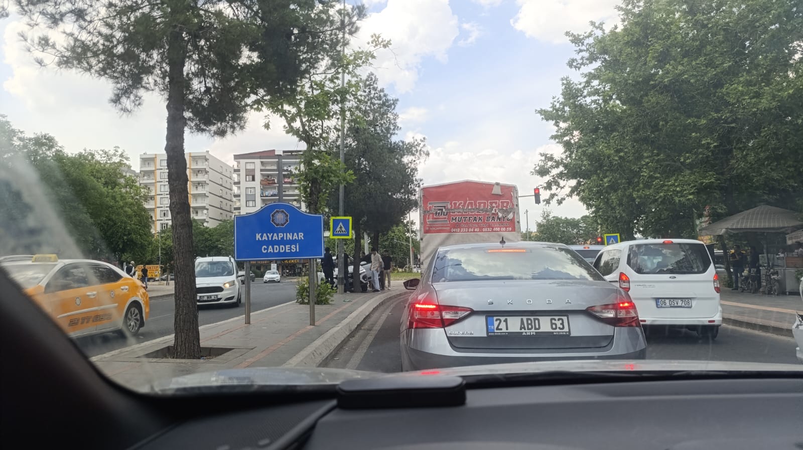 Diyarbakır’ın merkez Kayapınar ilçesinde meydana gelen trafik kazasında, sürücüsünün direksiyon