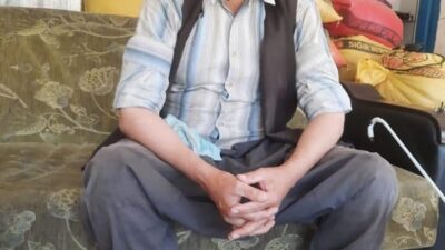 Diyarbakır'ın Çermik ilçesinde, yalnız yaşayan yaşlı adam, evinin önündeki korkuluklarda