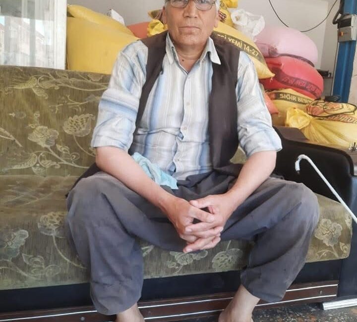 Diyarbakır'ın Çermik ilçesinde, yalnız yaşayan yaşlı adam, evinin önündeki korkuluklarda