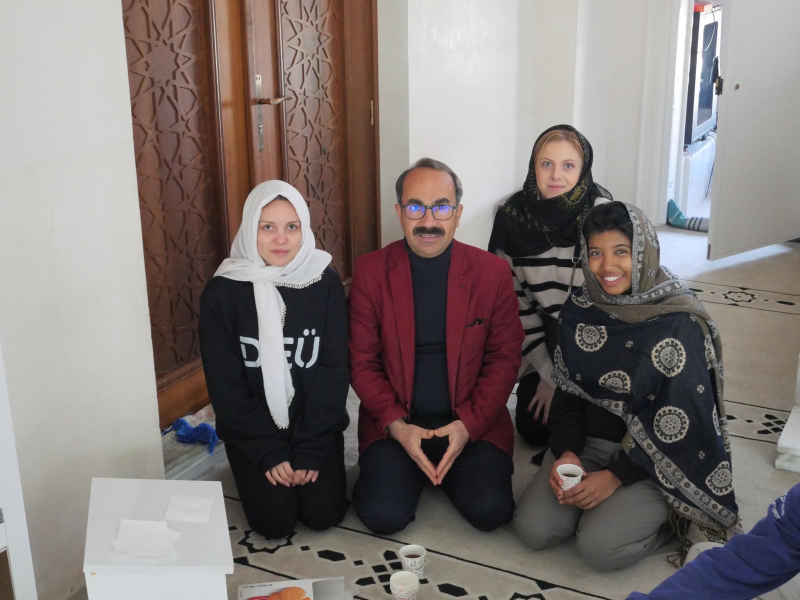Diyarbakır’da Gönül Köprüsü: Fransız turistleri evinde ağırlayan Mehmet Nurullah hoca gönülleri fethetti!