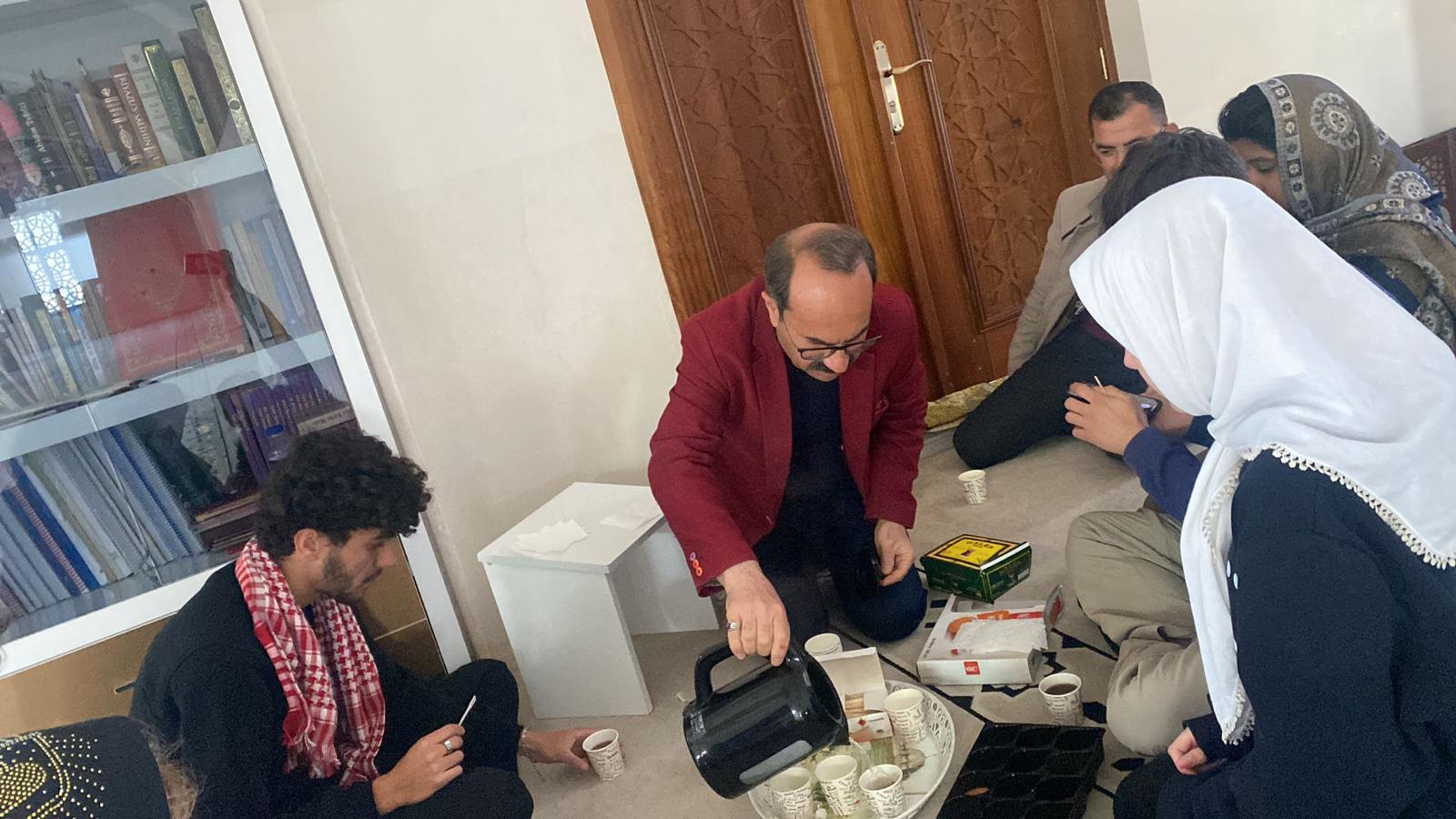 Diyarbakır’da Gönül Köprüsü: Fransız turistleri evinde ağırlayan Mehmet Nurullah hoca gönülleri fethetti!