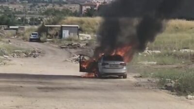 Diyarbakır’ın Yenişehir ilçesinde seyir halindeki otomobil alev topuna dönerek kullanılamaz