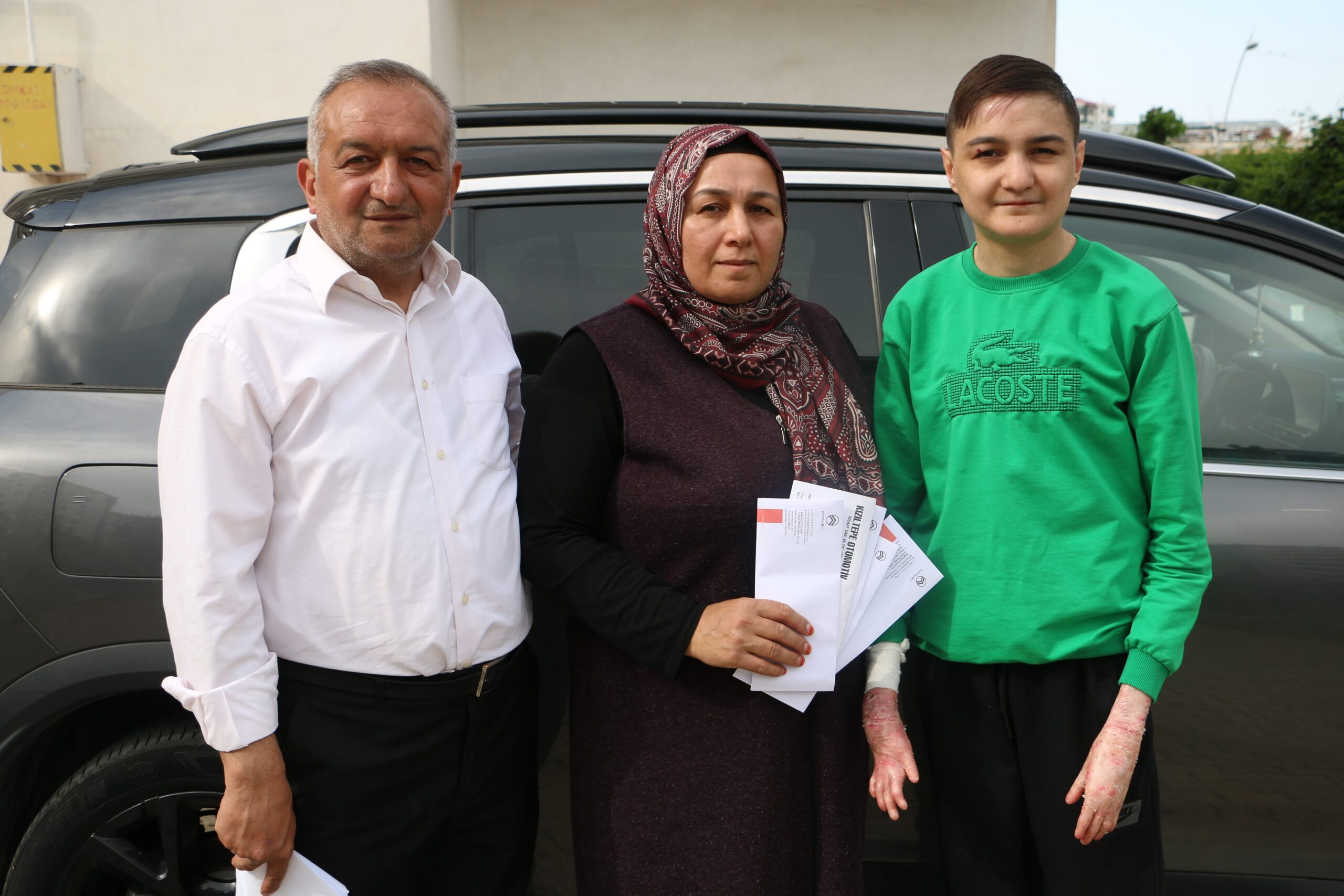 Diyarbakır'da yaşayan Bozan Artiş, kelebek hastası 2 çocuğunun rahatı için