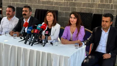 Diyarbakır Büyükşehir Belediyesi Eş Başkanları Serra Bucak ve Doğan Hatun,