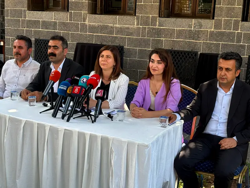 Diyarbakır Büyükşehir Belediyesi Eş Başkanları Serra Bucak ve Doğan Hatun,