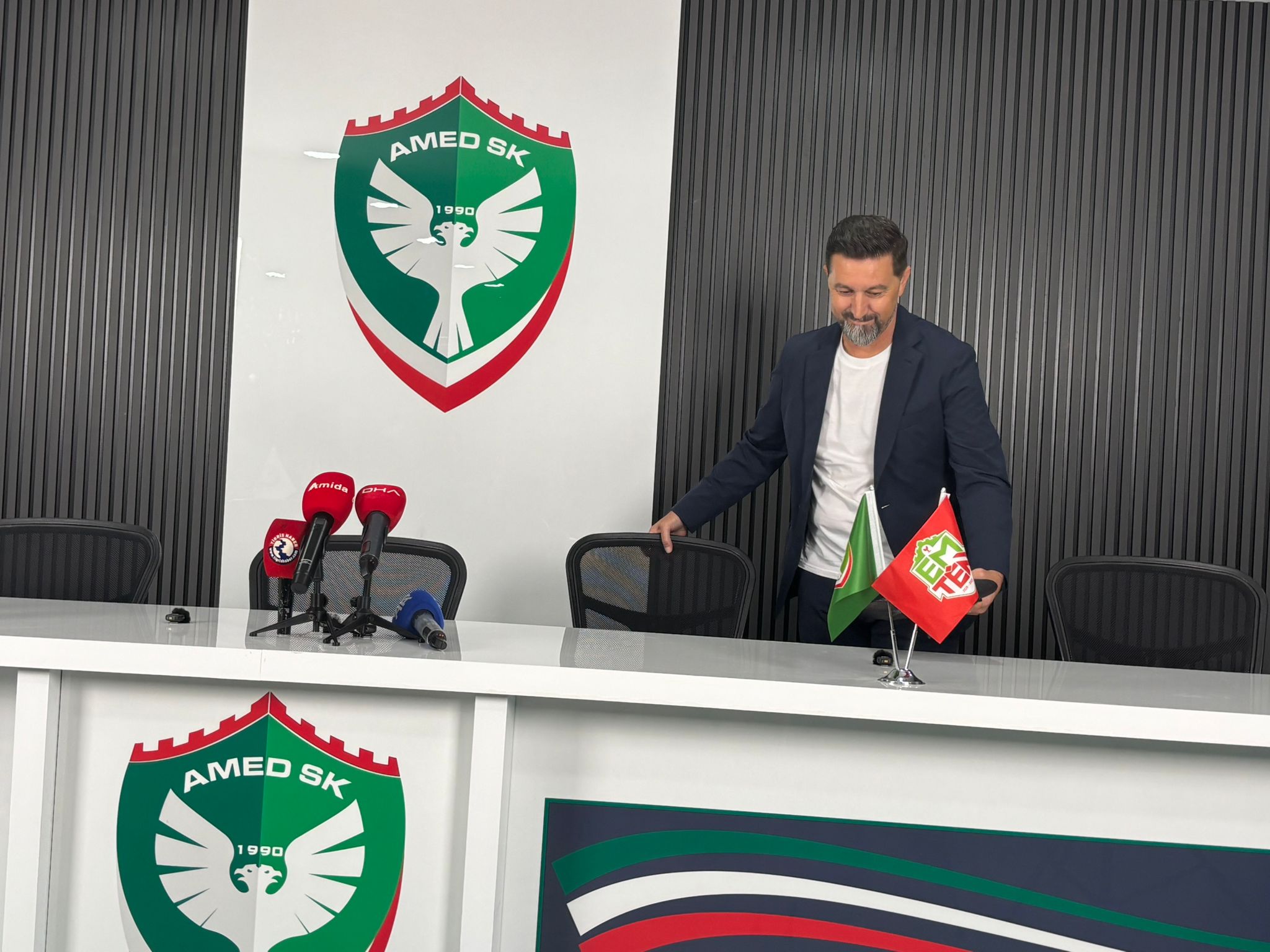 Amedspor’da teknik direktör Besnik Hasi oldu!