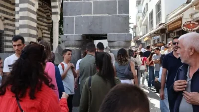 Sinema ve dizi oyuncusu Lale Mansur, Diyarbakır’ın Sur ilçesinde bulunan