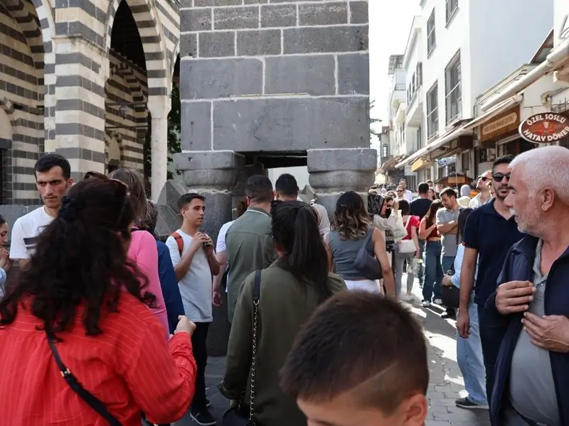 Sinema ve dizi oyuncusu Lale Mansur, Diyarbakır’ın Sur ilçesinde bulunan
