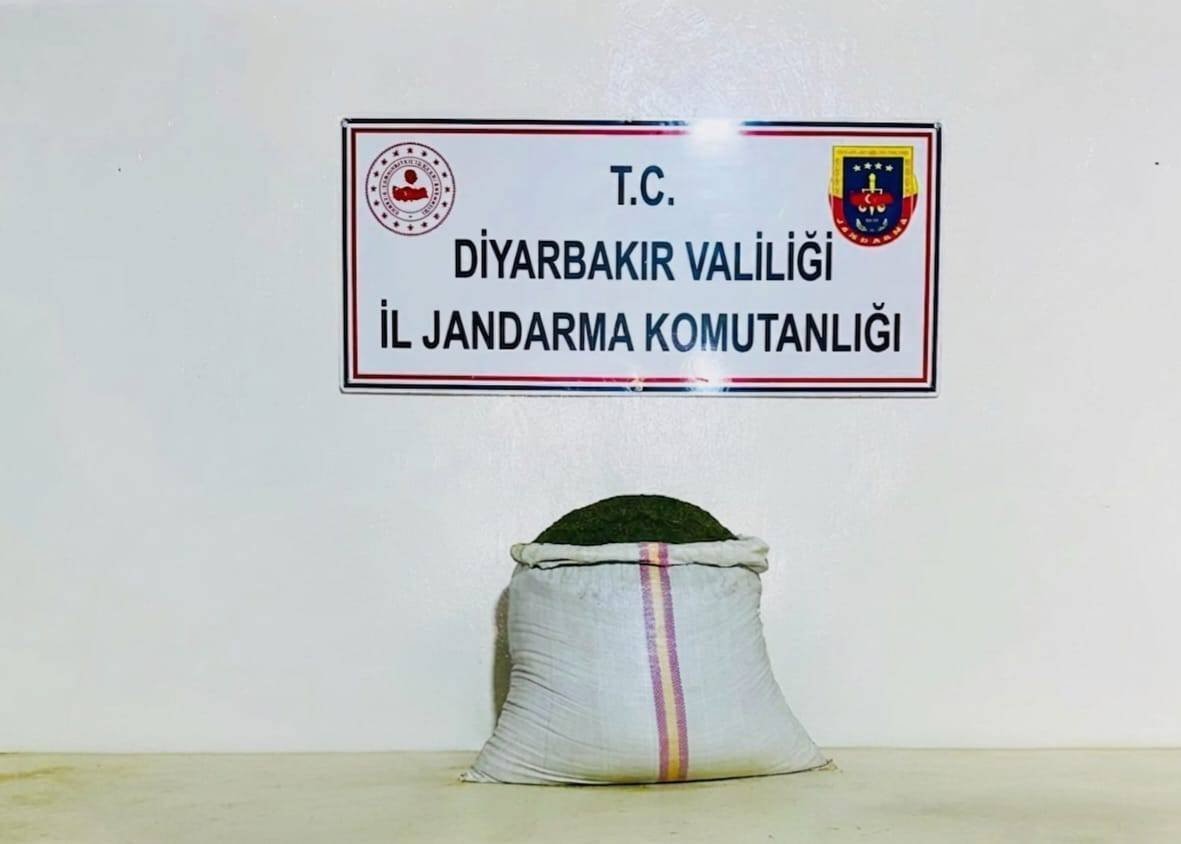 Diyarbakır’da jandarma ekiplerince düzenlenen operasyonda 10 kilo 300 gram esrar