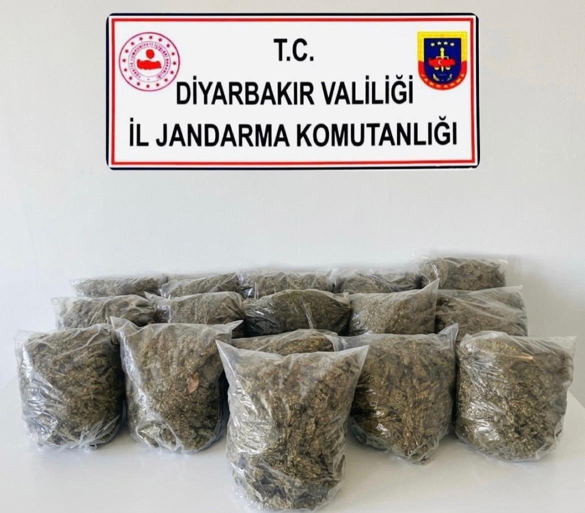 Diyarbakır'da jandarma ekiplerince düzenlenen operasyonlarda 38 buçuk kilo esrar ele