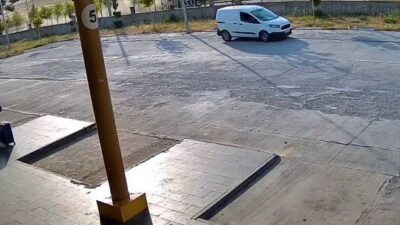 Diyarbakır’ın Silvan ilçesinde, sürücüsünün direksiyon hakimiyetini kaybetmesi sonucu takla atan