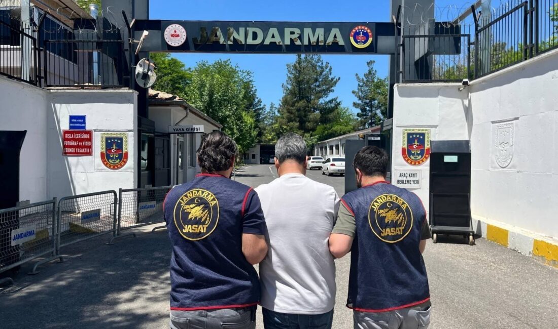 Diyarbakır’da jandarma ekiplerince düzenlenen operasyonlarda, haklarında kesinleşmiş hapis cezası bulunan