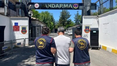 Diyarbakır’da jandarma ekiplerince düzenlenen operasyonlarda, haklarında kesinleşmiş hapis cezası bulunan