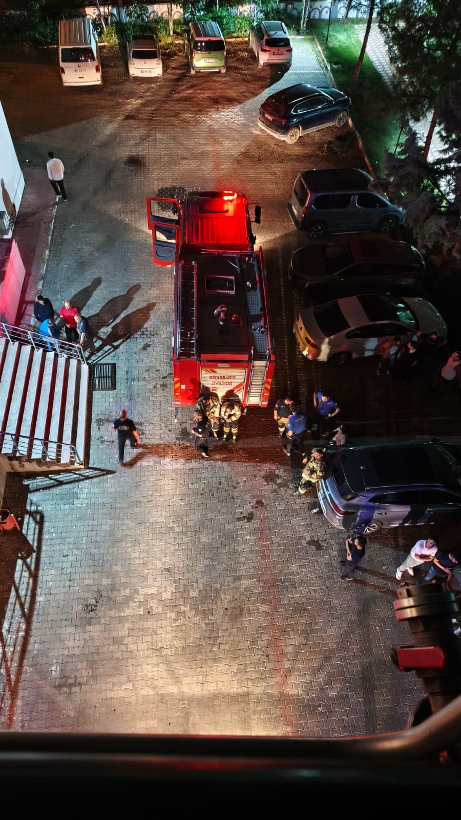 Diyarbakır'da itfaiyecilerin alevlerle mücadelesi kask kamerasına yansıdı