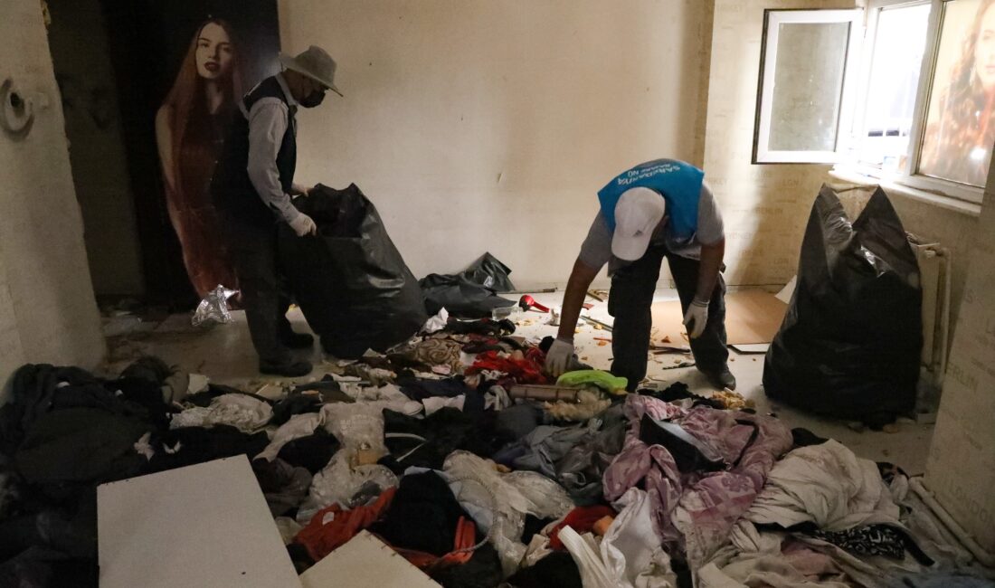 Diyarbakır’ın Yenişehir ilçesinde bir evden 3 kamyon çöp çıkartıldı.