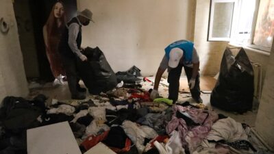 Diyarbakır’ın Yenişehir ilçesinde bir evden 3 kamyon çöp çıkartıldı.