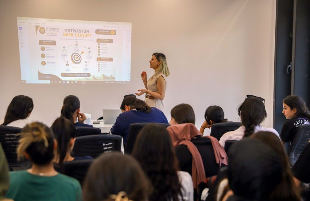 Diyarbakır Büyükşehir Belediyesi, YKS ve LGS öncesinde öğrencilerin motivasyonunu artırmak