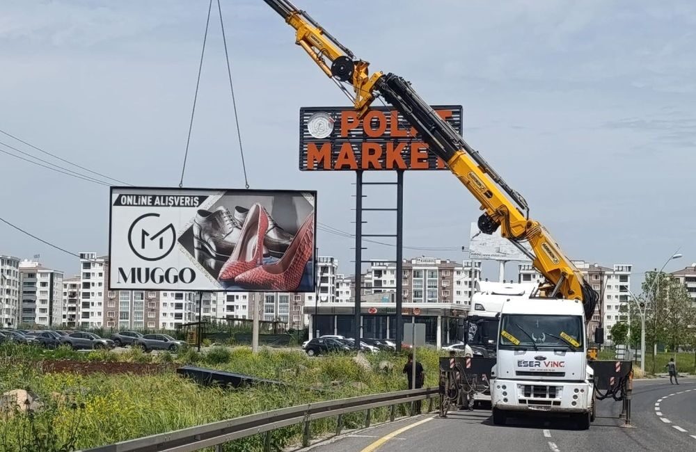 Diyarbakır Büyükşehir Belediyesi, kent genelinde mevzuata aykırı şekilde konumlandırılan totem,
