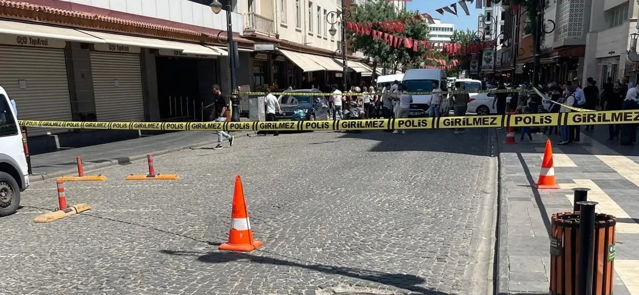 Diyarbakır’ın Sur ilçesinde faaliyet gösteren Yapı Kredi Bankası Şubesi'ne kimliği