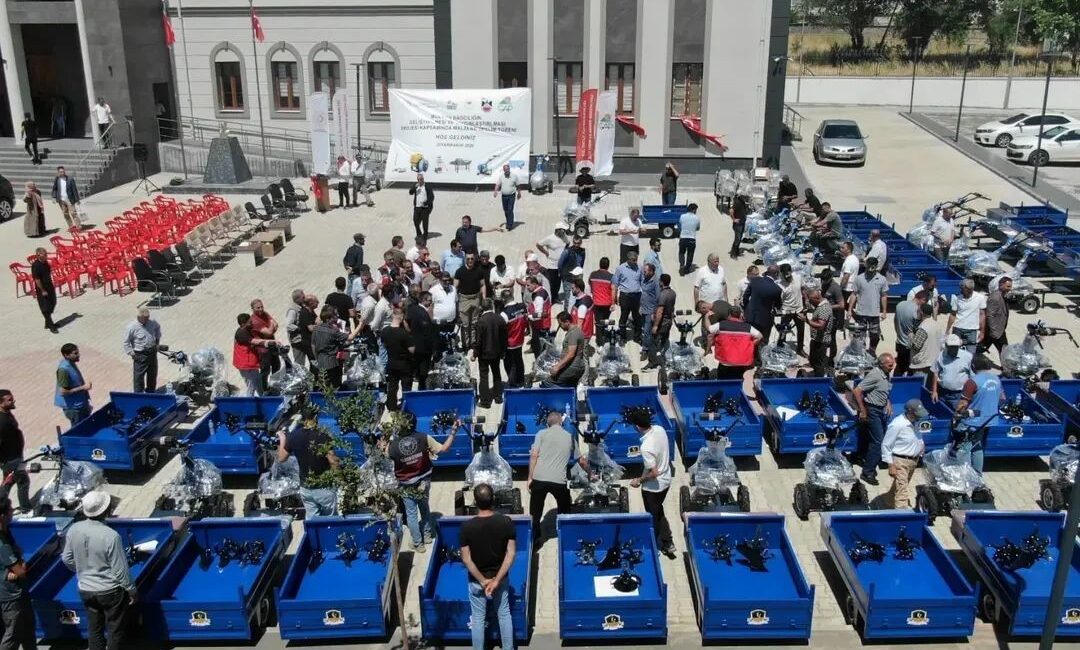 Diyarbakır'ın Dicle ilçesinde çiftçilere, "Modern Bağcılığın Geliştirilmesi ve Yaygınlaştırılması Projesi"