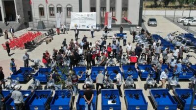 Diyarbakır'ın Dicle ilçesinde çiftçilere, "Modern Bağcılığın Geliştirilmesi ve Yaygınlaştırılması Projesi"