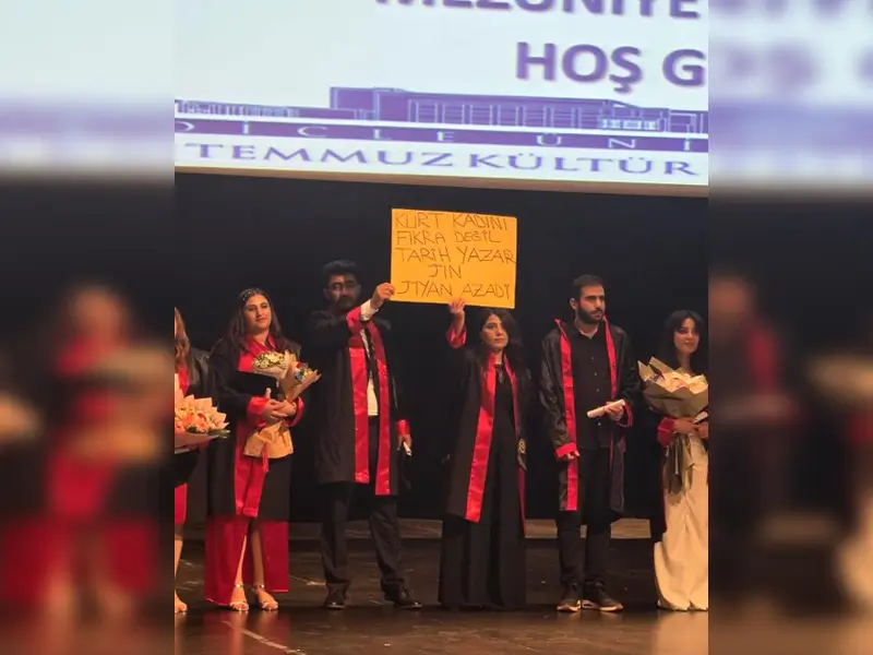 Diyarbakır’da mezun öğrenciler sahneye anlamlı pankartlarla çıktı