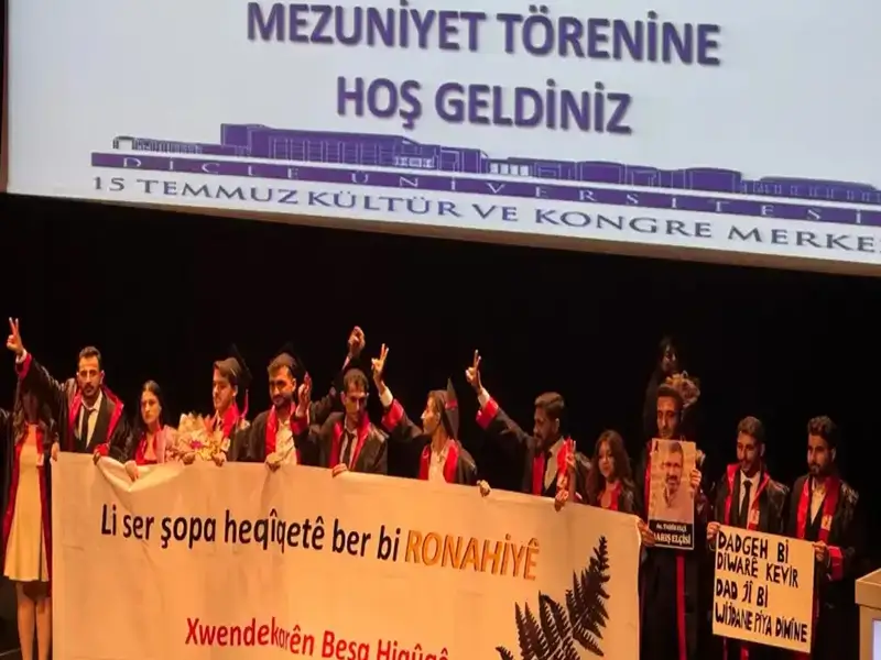 Dicle Üniversitesi Hukuk Fakültesi öğrencileri mezuniyet töreninde sahneye birçok anlamlı