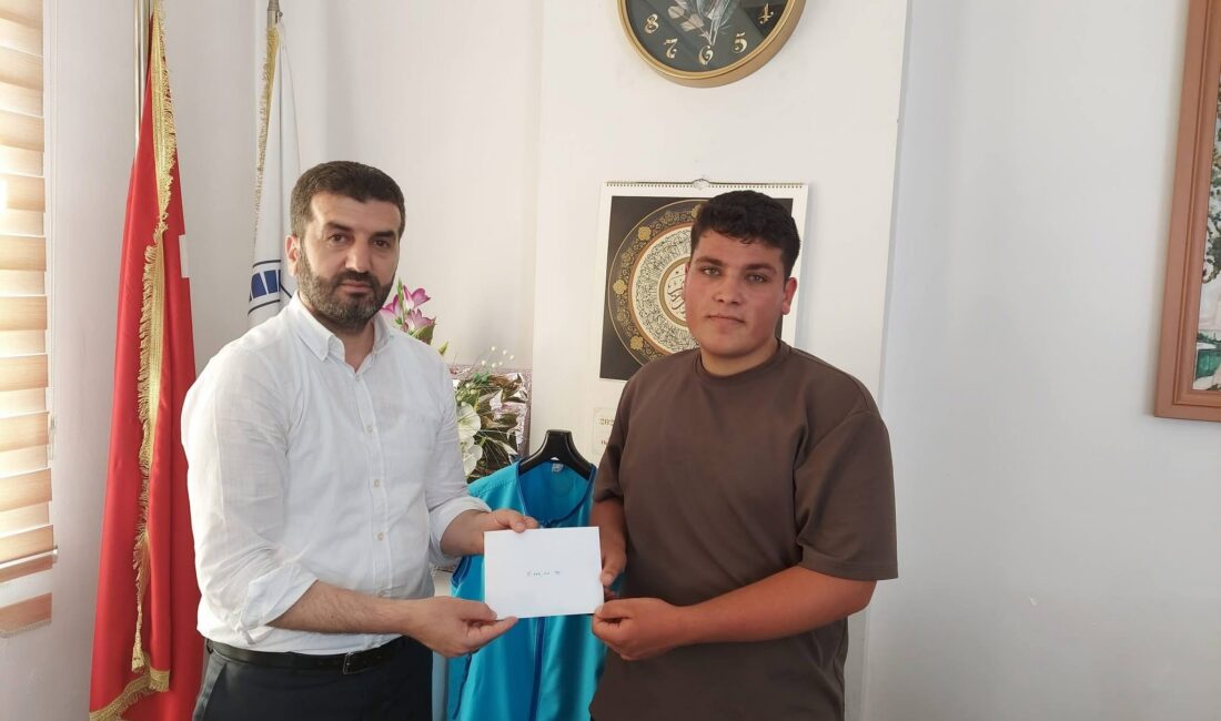 Umre Ödüllü Gençlik Bilgi Yarışması’nda dereceye giren öğrencilere ödülleri verildi.
