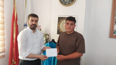 Umre Ödüllü Gençlik Bilgi Yarışması’nda dereceye giren öğrencilere ödülleri verildi.
