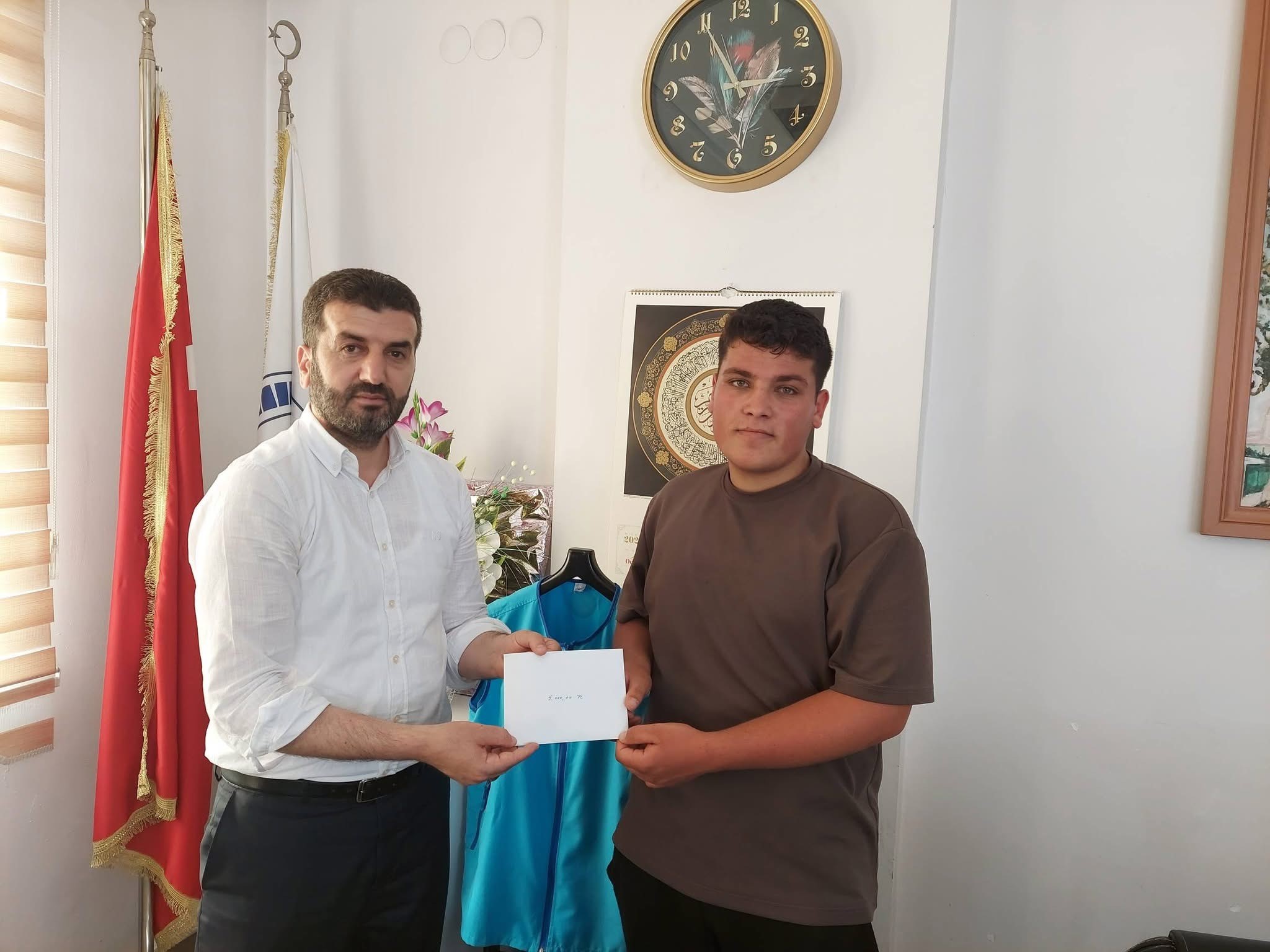 Umre Ödüllü Gençlik Bilgi Yarışması’nda dereceye giren öğrencilere ödülleri verildi.
